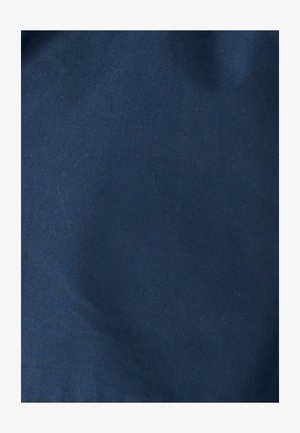 Tela azul marino, textura suave con un patrón acanalado diagonal, tejido denso adecuado para tapicería o prendas exteriores.