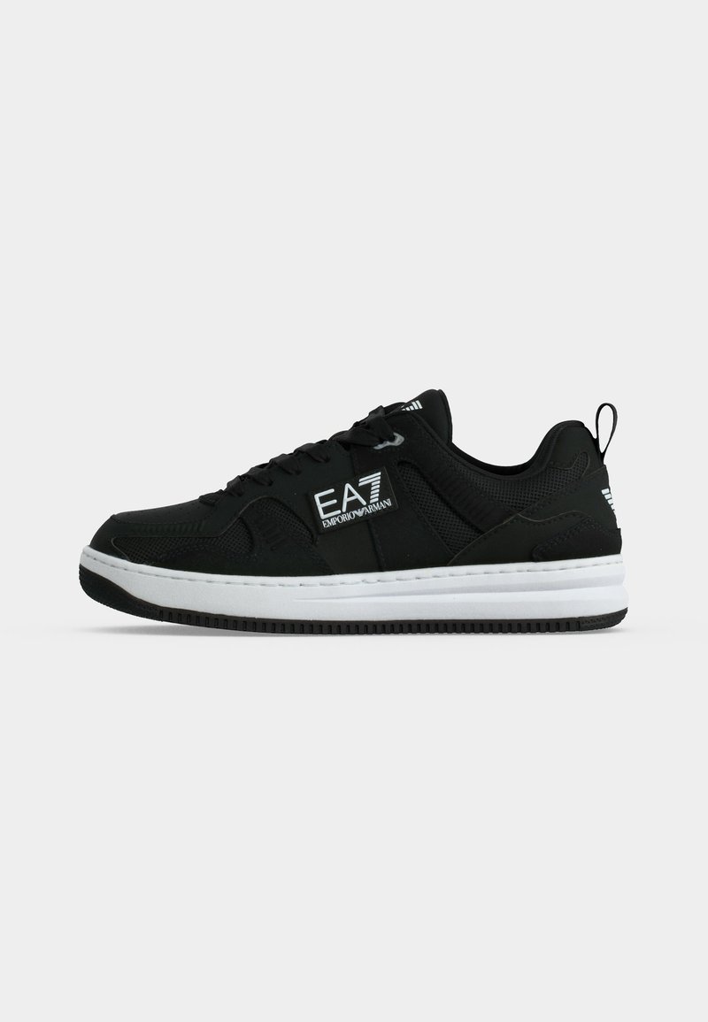 Μαύρο sneaker χαμηλής κοπής με λευκή σόλα, σχέδιο με κορδόνια και λογότυπο EA7 Emporio Armani στο πλάι και στην ταμπέλα της φτέρνας.