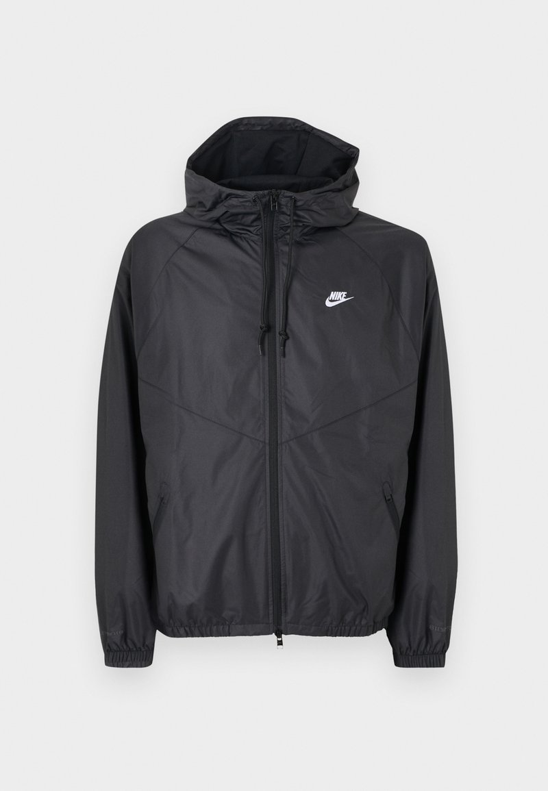 Giacca a vento nera Nike con cappuccio, cerniera frontale, coulisse, polsini elasticizzati e logo bianco sul petto a sinistra.