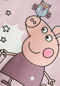 Illustration d'un personnage représentant un cochon rose avec un visage rond, portant une robe violet, et un petit hibou gris sur la tête, le tout sur un fond rose.