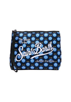 Zwart etui met rits met blauwe en witte cirkelvormige logo's, witte tekst met 'The place to be Saint Barth Summer Paradise' en een polsbandje.