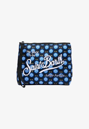 Zwart etui met rits met blauwe en witte cirkelvormige logo's, witte tekst met 'The place to be Saint Barth Summer Paradise' en een polsbandje.