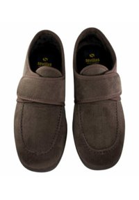 Zapatos marrones de ante tipo slip-on con punta redondeada, tira elástica en la parte superior y costuras contrastantes para un detalle adicional.