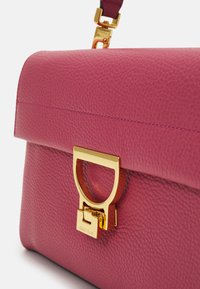 Coccinelle ARLETTIS - Mala de mão - rosewood