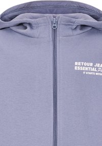 Felpa con zip in tessuto grigio chiaro, con zip frontale, cappuccio e testo stampato sul lato sinistro del petto: "RETOUR JEANS ESSENTIAL."