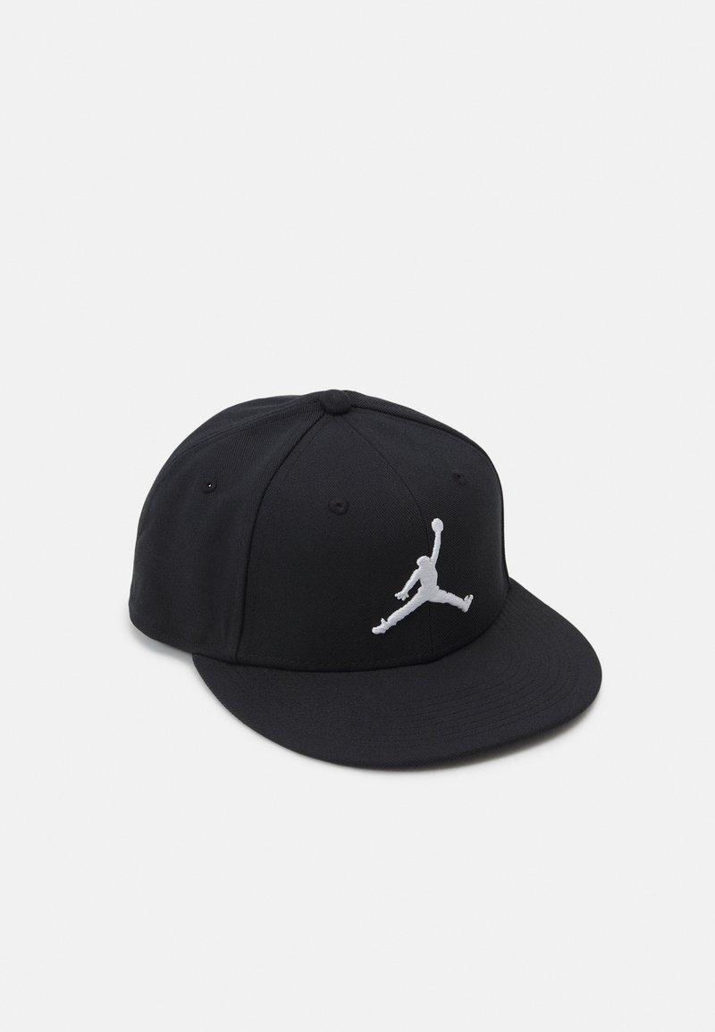 Sort baseball cap lavet af stof, med en flad skygge, broderet hvid Jumpman-logo på fronten og ventilationshuller.