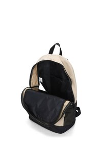 Beige en zwarte rugzak met een ruime binnenkant, voorzien van een gladde textuur en een mesh zak, open geritst om de zwarte voering te tonen.