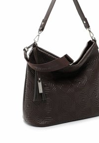 Borsa a tracolla marrone con texture e motivo geometrico, cinturino staccabile e dettaglio di nappina. Presenta accessori in colore argento e una forma morbida.