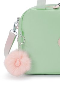 Borsa verde menta in nylon, con una forma arrotondata, un pom-pom in pelliccia sintetica rosa come accessorio e hardware in tonalità argento.