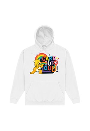 Witte hoodie met kleurrijke afbeelding van een beer die een regenboog uitbraakt en de tekst "Care Out Loud!" met sterren en lippen.