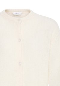 Cardigan blanc en maille avec encolure ronde et trois boutons visibles sur le devant, montrant un tissu doux et texturé.