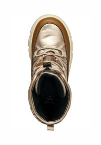 Bota de bronce metálico con un diseño acolchado, textura suave y un acento marrón claro. Presenta un cierre de cordones y un forro interior negro.