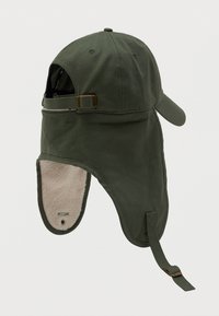 Zelena tkaninska kapa z dolgim, mehkim pokrovom za ušesa in flisasto podlogo. Ima sprednji rob in nastavljiv pas na hrbtu.