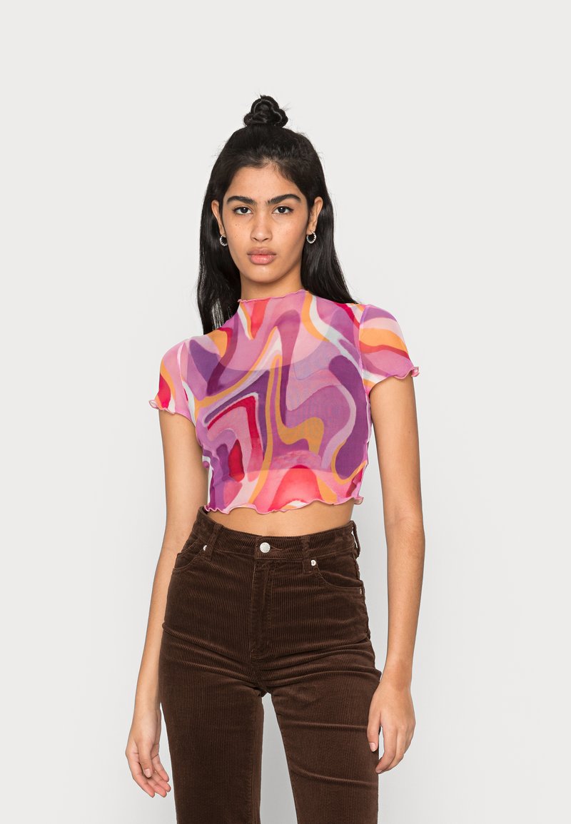 Top crop transparente e multicolorido com padrões em espiral nas cores rosa, roxo, laranja e amarelo; finalizado com uma bainha em formato de onda e mangas curtas.