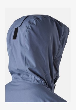 Veste imperméable grise avec une capuche structurée, dotée d'une bande Velcro à l'arrière et d'une surface lisse et texturée.