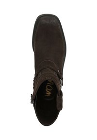 Stivale alla caviglia in suede marrone con punta arrotondata, dettagli cuciti, zip laterale e suola piatta. L'interno presenta una soletta texturizzata con logo.