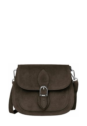 Braune Wildleder-Crossbody-Tasche mit Klappenverschluss, silberner Schnallendetail und verstellbarem Riemen, ausgestattet mit einer glatten Textur und abgerundeten Kanten.
