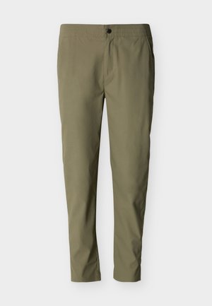 Καθημερινό παντελόνι σε ελιά απόχρωση με ελαστική μέση, κλείσιμο με κουμπί και ίσια γραμμή, παρουσιασμένο σε λευκό φόντο.