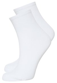 Weiße Baumwollknöchelsocken mit glatter Textur und verstärktem Zehenbereich, mit einem gerippten Bund oben. Werden als Paar verkauft.