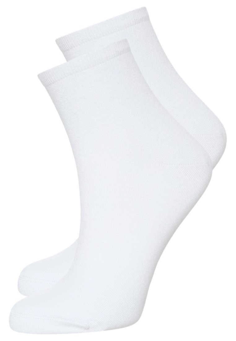 Weiße Baumwollknöchelsocken mit glatter Textur und verstärktem Zehenbereich, mit einem gerippten Bund oben. Werden als Paar verkauft.