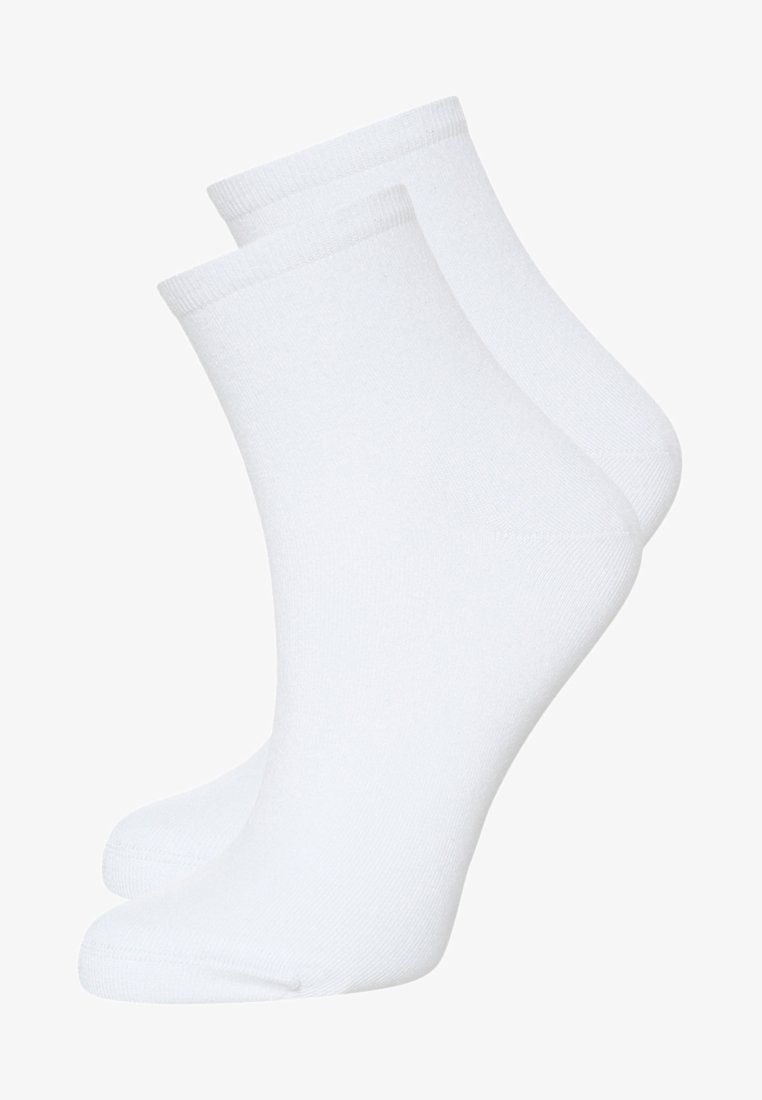 White cotton ankle socks with a smooth texture and reinforced toe, featuring a ribbed cuff at the top. Sold as a pair.