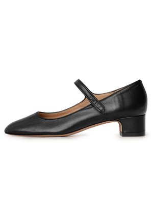 Zapato Mary Jane de cuero negro con punta redonda, tacón bajo y bloque, y una correa central. Textura suave con acentos mínimos.