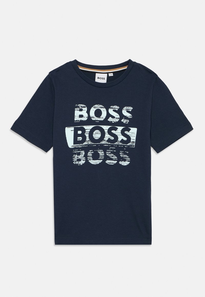 T-shirt en coton bleu marine avec col rond et manches courtes, arborant un texte "BOSS" usé en blanc et bleu clair sur le devant.