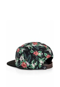 Gorra negra con estampado floral tropical en rojo y blanco, hojas verdes, ojales dorados y una correa marrón ajustable en la parte trasera.