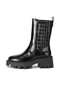 Czarne skórzane botki za kostkę z masywną podeszwą, z teksturowanym, żłobionym panelem ozdobionym metalowymi akcentami i pętelką.