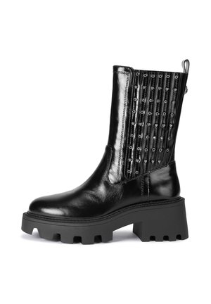 Zwarte leren enkellaars met een chunky zool, voorzien van een textuur, geribbeld paneel versierd met metalen accenten en een trekband.