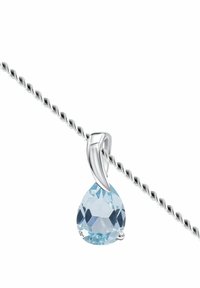 Il ciondolo d'argento presenta una pietra blu a forma di goccia sfaccettata, appesa a una catena d'argento torcigliata con un accento lucido nella parte superiore.
