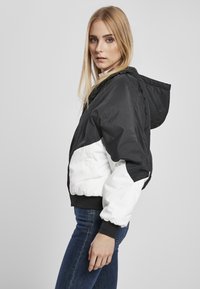 Urban Classics FRAUEN LADIES PADDED 2-TONE BATWING JACKET - Bomber stiliaus striukė - black/white
