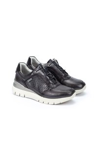 Zapatos de cuero negro con un patrón floral texturizado, suela de goma y cordones elásticos. Presentan detalles en gris y una plantilla acolchada para mayor comodidad.