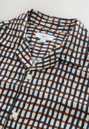 Chemise à manches courtes en motif à carreaux avec des couleurs orange, bleu marine et crème. Le matériau est léger et d'une texture douce, et comprend des boutons.
