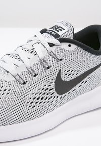 Nike Performance Zapatillas running asfalto - grey