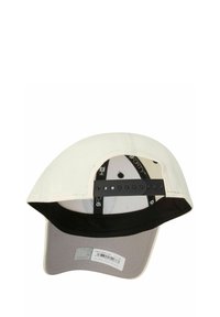 Weißer Baseballhut mit einem grauen Schirm, weichem Stoff und verstellbarem schwarzen Riemen. Innenetikett sichtbar; die Innenseite ist schwarz mit einer dezenten Textur.