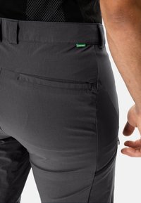 Donkergrijze herenbroek van lichtgewicht stof, met een ritssluitingvak, een rechte pasvorm en een slanker ontwerp met een subtiele glans.