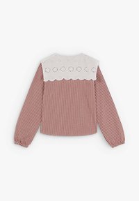 Blusa a cuadros rojos y blancos con mangas largas, que presenta una pechera de encaje blanco bordado y puños elásticos. Vista trasera mostrada.