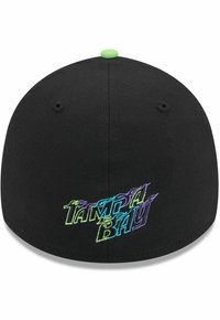 Schwarze Kappe mit mehrfarbig gesticktem Text "TAMPA BAY" auf der Rückseite und einem grünen Knopfakzent an der Oberseite. Glatte Stoffoberfläche.