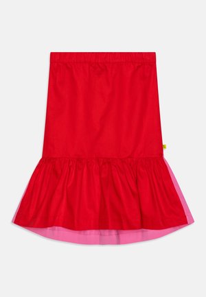 Jupe rouge avec un ourlet volanté froncé et un détail de sous-couche rose, présentée à plat sur un fond blanc.