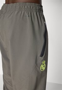 adidas Performance REAL MADRID VISTECH  - Article de supporter d'équipe de club - utility grey/semi frozen yellow