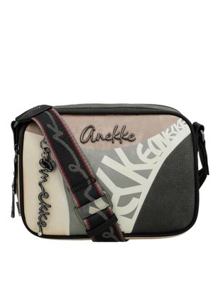 Bolso bandolera rectangular con paneles multicolores, correa ajustable negra, texto metálico "Anekke" y colgante en la parte frontal.