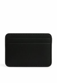 Portafoglio in pelle nera con quattro slot e finitura texture, con cuciture visibili lungo i bordi. Forma rettangolare, design minimal.