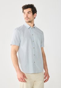 Chemise à manches courtes à rayures verticales bleues et blanches, avec un col, une patte de boutonnage et une poche poitrine. Tissu léger, coupe décontractée.