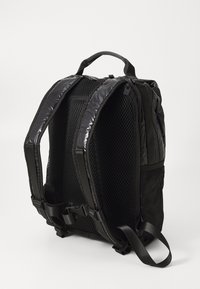 Rucsac negru cu un design elegant, panou din plasă pe spate, curele ajustabile și o mânere superioare pentru o purtare ușoară. Confectionat din materiale ușoare și durabile.
