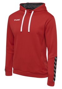 Rode hoodie van een gestructureerde stof, met witte trekkoorden en zwarte chevronstripes op de mouwen. Heeft een kenguruzak.