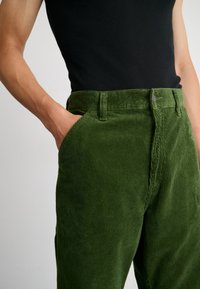 Carhartt WIP Kalhoty - olive