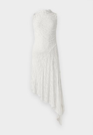 Abito bianco in pizzo con scollatura alta, design senza maniche, orlo asimmetrico e tessuto testurizzato con motivo floreale.