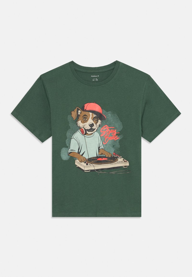 Maglietta verde scuro con un cane cartoon che indossa un cappello rosso e cuffie, mentre fa girare un disco in vinile su un giradischi, testo "Stray Beats."