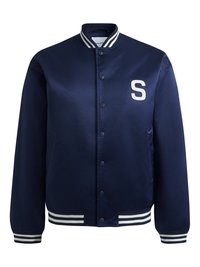 Veste varsity en satin bleu marine avec un logo "S" blanc sur la poitrine, col côtelé et poignets et ourlet rayés. Présente une fermeture à boutons pression.